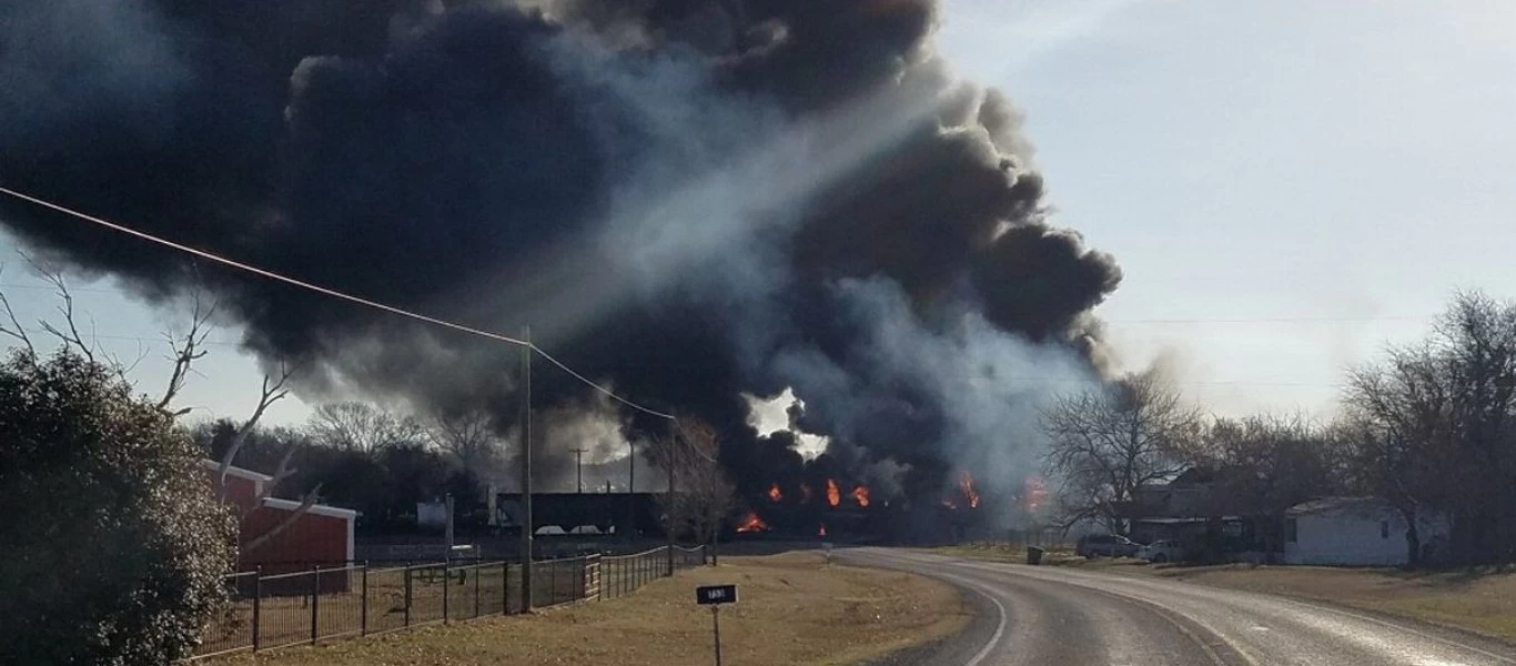 Τέξας: Έκρηξη από τη σύγκρουση τρένου με νταλίκα - Γλύτωσαν με ελαφρά τραύματα οι οδηγοί (βίντεο)